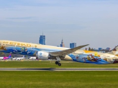 Bajkowy samolot przyleciał do Warszawy. Na jednej stronie postacie z Looney Tunes, na drugiej ze świata DC Super Heros