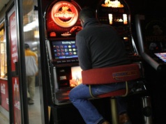 Sąd wyprzedaje 9 tysięcy "jednorękich bandytów". Magazynowanie kosztowało fortunę