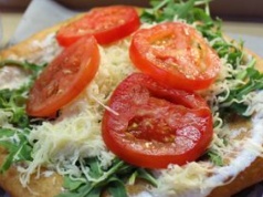 Zapomnij o zwykłym cieście na pizzę. Postaw na węgierski klasyk, który smakuje jeszcze lepiej