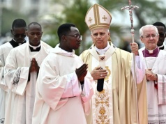 Leon XIV w Angoli: Bóg jest w Eucharystii, nie w magii