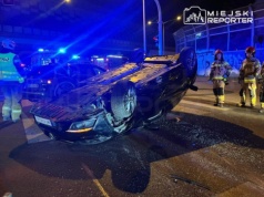 Nocna kolizja w Markach. Renault dachowało po zderzeniu z BMW, kierująca pijana