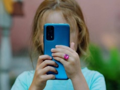 Najpierw kupują dziecku telefon, potem go zabierają. Rodzice błądzą we mgle