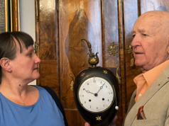 Lekarz, senator i kolekcjoner – Mieczysław Wyględowski przekazał cenny zegar do Kossakówki