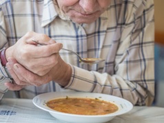 Nowy program dla seniorów. Od czerwca rusza darmowa "Poczta Obiadowa". Przywożą pod drzwi