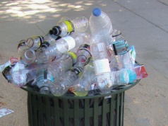 Wyrzucasz butelki z kaucją do śmieci? Tracisz nie tylko pieniądze, sprawdź co Ci grozi