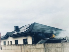 Pożar garażu przy domu jednorodzinnym (ZDJĘCIA)