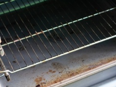 Zapuszczony piekarnik da się odratować. Wystarczy ten tani proszek