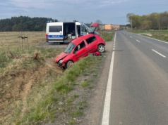 Wypadek pod Zieloną Górą. Renault koziołkowało, kierujący prawo jazdy miał od miesiąca