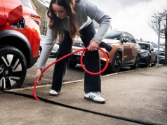 Kabel ładujący pod chodnikiem. Takie rozwiązanie przydałoby się właścicielom elektryków w Polsce