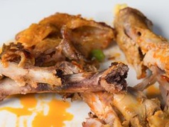 Gdzie wyrzucić kości z kurczaka? Sprawdź, aby uniknąć rażącego błędu