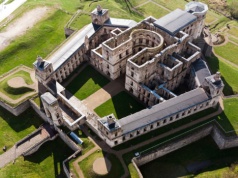 Najbardziej zagadkowa ruina w Polsce. Zamek miał 365 okien nie bez powodu