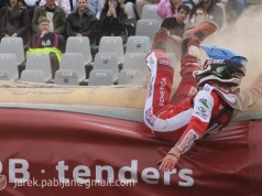 Żużel. Groźna kraksa w Bydgoszczy! Pawełczak prawie wyleciał za bandę! (FOTO)