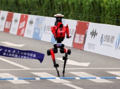 Humanoidy oficjalnie przegoniły człowieka. Robot wygrał półmaraton w Pekinie