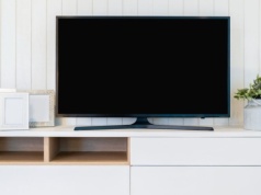 Salon bez telewizora zyskuje popularność. Ten trend podbija teraz nowoczesne mieszkania