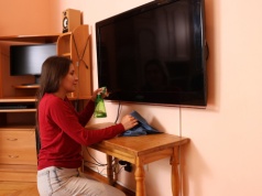 Koniec ze smugami na ekranie. Wystarczy jedna rzecz z domu, a efekt jak z salonu RTV