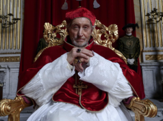 Charles Dance negocjuje rolę w filmie The Batman Part II. W kogo może wcielić się aktor?