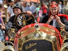 Najstarsza "stacja benzynowa" na świecie była… apteką. Kobieta pierwszym klientem