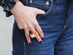 Jeansy flare i sneakersy. Najmodniejsze połączenie wiosny 2026