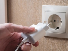 Zostawiasz ładowarkę w gniazdku? Sprawdź, czy to bezpieczne