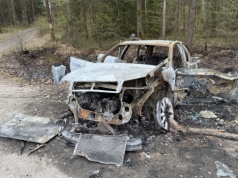 Tajemniczy pożar przy zalewie Nakło-Chechło. W lesie znaleziono spalony wrak