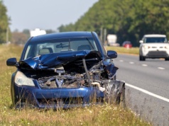 Spójrz na te szczeliny, a poznasz prawdę. Sprzedawca nie ukryje wypadkowej przeszłości auta