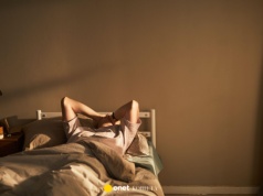 Lepiej spać z zasłoniętymi czy odsłoniętymi oknami? Ekspertka zabrała głos