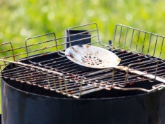 Tak szybko wyczyścisz grilla. Na majówkę będzie jak znalazł