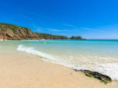 Ten europejski kraj ma plaże w Hiszpanii. Turyści raczej nie przyjeżdżają tu na wakacje