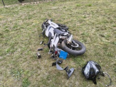 Motocyklista na łuku drogi stracił panowanie nad maszyną i uderzył w ogrodzenie. 29-latek trafił do szpitala