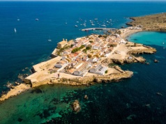 Wygląda jak Malediwy, ale leży w Europie. To najmniejsza wyspa w wakacyjnym raju