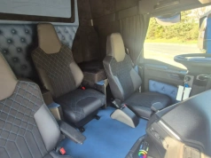 Polska nauka jazdy z wnętrzem po tuningu – trzy fotele, pikowania i nietypowe łóżko