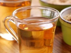 Wypij szklankę tuż przed snem. Twoje jelita "podziękują" ci już rano