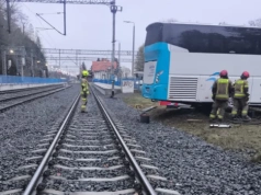 Autobus zsunął się na torowisko przy dworcu w Szklarskiej Porębie Górnej