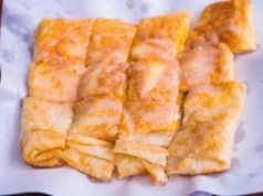 Banany mają już plamy i ciemną skórkę? Nie wyrzucaj, zrób na deser tajskie naleśniki