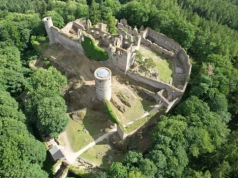 Zamek ukryty w lesie zaskakuje turystów. Wielu nieświadomie go omija