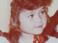 Ta słodka dziewczynka dziś jest ikoną polskiego show-biznesu. Mało kto ją poznaje