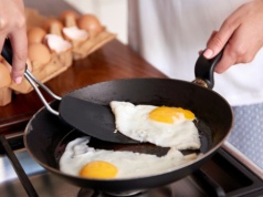 Śniadanie tylko o tej porze. Naukowcy: sprzyja niższemu BMI