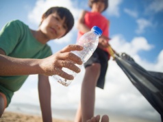 Z systemu kaucyjnego cieszą się rodzice. Teraz kieszonkowe mogą wypłacać dzieciom w butelkach