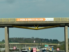 Takiego baneru jeszcze nie widziałem. W Austrii zrobili miejsca "Park&Write". Po co są?