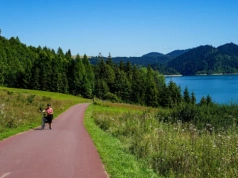 Szlak rowerowy dobry na długi weekend. Miniesz jeziora i zamki