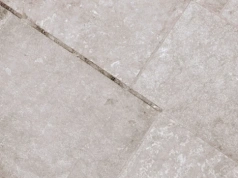 Wystarczy jeden składnik z kuchni. Czarna pleśń z fug znika w kilka minut