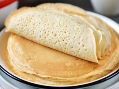 Koniec z rwącym się ciastem. Zmieszaj te składniki, a naleśniki wyjdą idealne za każdym razem