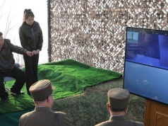 Kuriozalne sceny. W takiej scenerii Kim Dzong Un z córką nadzorował test rakiet