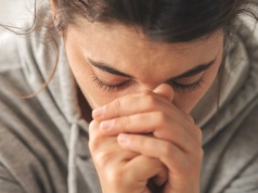 "Nie zarabiasz kilkunastu tysięcy? Coś z tobą nie halo". 20-latki są coraz bardziej nieszczęśliwe