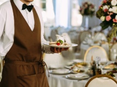 Te nawyki w restauracji zdradzają brak ogłady. Sprawdź, czy tak robisz