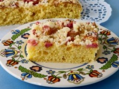 Do kawy robię ciasto z rabarbarem na oleju. Jest wilgotne, a kruszonka przyjemnie chrupie