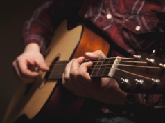 Gitara elektryczna czy akustyczna - co wybrać na początku nauki? Porównanie dla nowych graczy