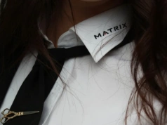 Dlaczego Twoi handlowcy powinni nosić merch? Budowanie zaufania w pierwszym kontakcie z klientem