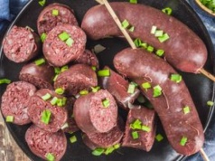 Owijam boczkiem i nadziewam na patyki. Kaszanka w takiej formie to hit grillowania