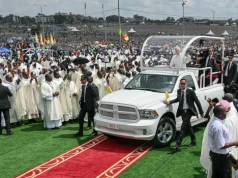 Leon XIV w Afryce. Papieską podróż zdominował spór z Trumpem